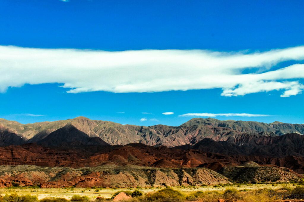 bandera argentina sobre el cielo de los valles calchaquíes en salta